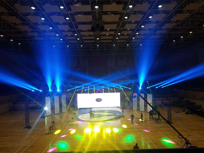 What are the common light levels for stage lighting in large-scale event planning?